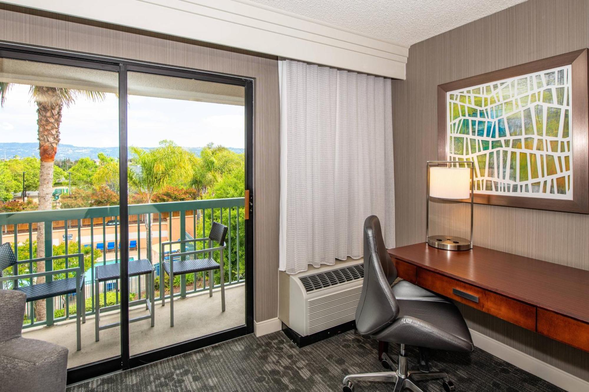 Готель Courtyard By Marriott Oakland Airport Екстер'єр фото
